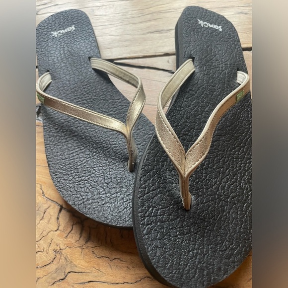 Sanuk Women's Yoga Black and Gold Metallic Flip Flops NWOT Size 10 - Picture 4 of 8